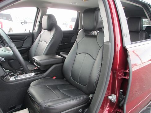 Used 2017 Chevrolet Traverse LT image 15