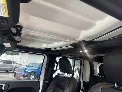 Used 2025 Jeep Gladiator Rubicon w/ Convenience Group AWD/4WD image 32