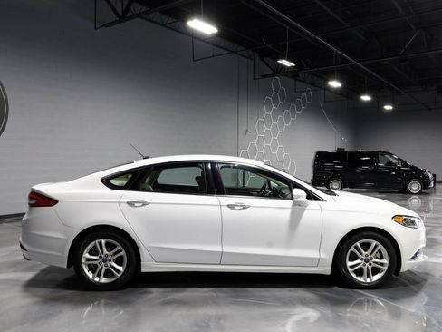 Used 2018 Ford Fusion SE w/ Fusion SE Technology Package FWD image 8