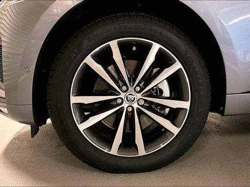 Certified 2025 Jaguar F-PACE R-Dynamic S image 8