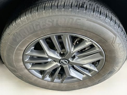 Used 2024 Nissan Rogue S FWD image 11