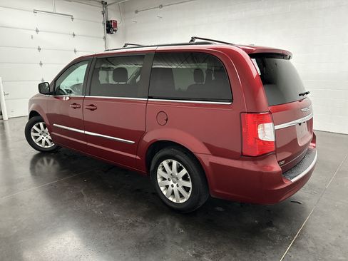 Used 2016 Chrysler Town & Country Touring FWD image 6