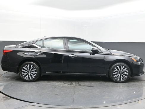 Certified 2025 Nissan Altima 2.5 SV image 8