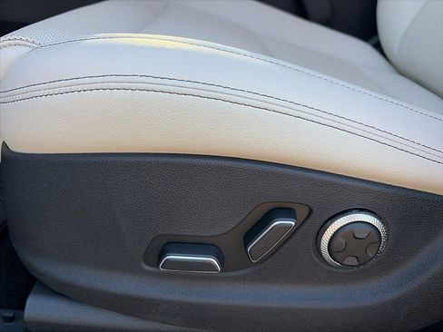 Used 2025 Genesis GV70 2.5T image 13