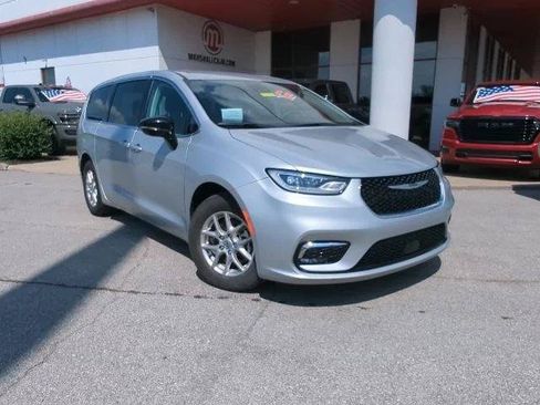 Certified 2024 Chrysler Pacifica Touring-L FWD image 7
