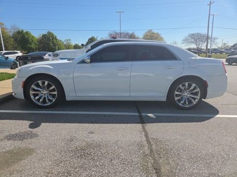 Used 2018 Chrysler 300 Touring w/ Chrome Appearance Package image 4