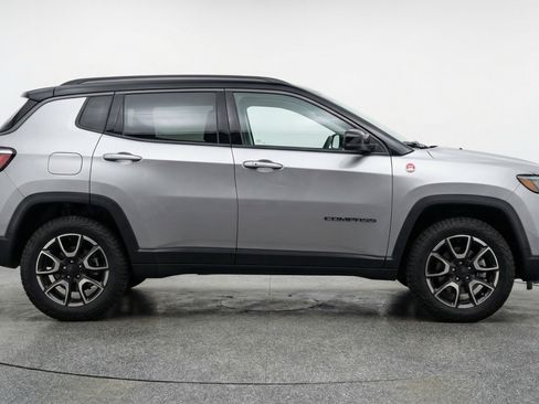 Used 2025 Jeep Compass Trailhawk image 11