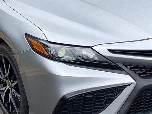 Used 2021 Toyota Camry SE image 4