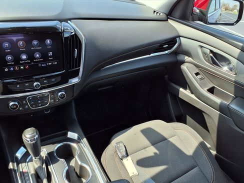 Used 2020 Chevrolet Traverse LT image 4