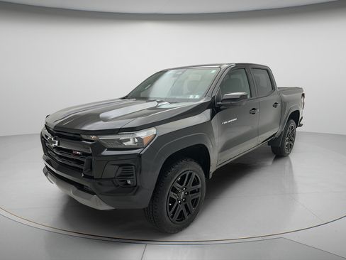 Used 2025 Chevrolet Colorado Z71 w/ Technology Package AWD/4WD image 3