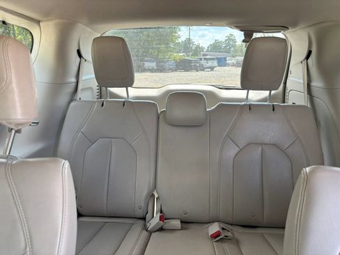 Used 2017 Chrysler Pacifica Touring-L Plus w/ Tire & Wheel Group FWD image 12