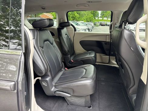 Used 2023 Chrysler Pacifica Touring-L FWD image 47