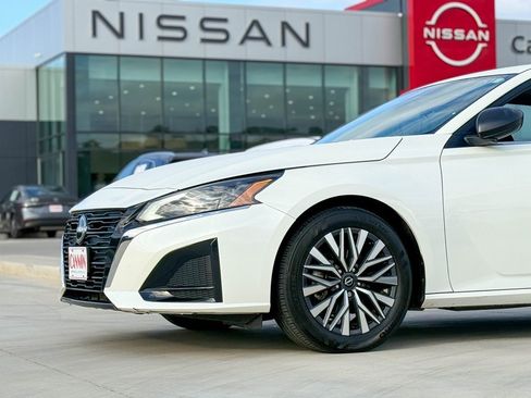 Used 2024 Nissan Altima 2.5 SV image 2