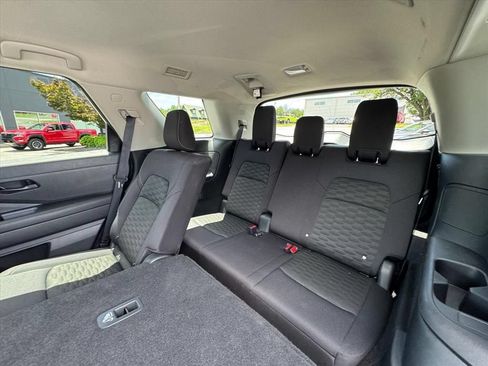 Certified 2024 Nissan Pathfinder SV FWD image 12
