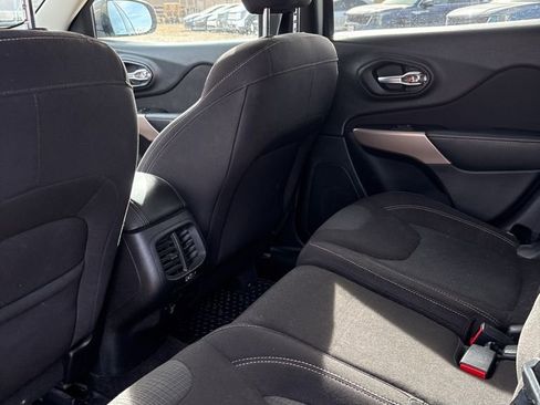 Used 2017 Jeep Cherokee Latitude w/ Cold Weather Group image 10