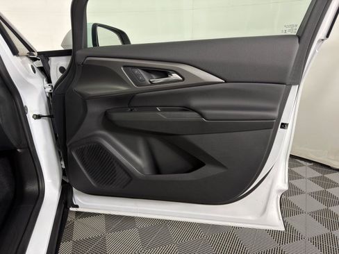 Certified 2025 Chevrolet Equinox EV LT FWD image 12