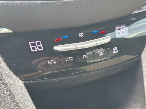 Used 2018 Cadillac XT5 FWD image 21