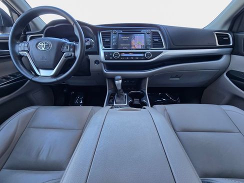 Used 2019 Toyota Highlander XLE AWD/4WD image 10