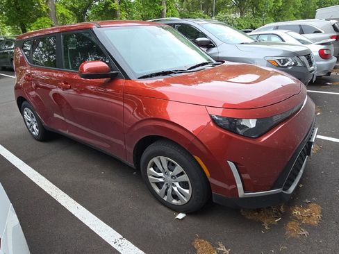 Certified 2025 Kia Soul LX FWD image 2