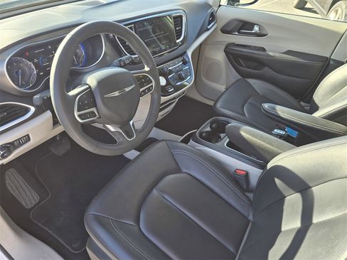 Used 2024 Chrysler Pacifica Touring-L image 18