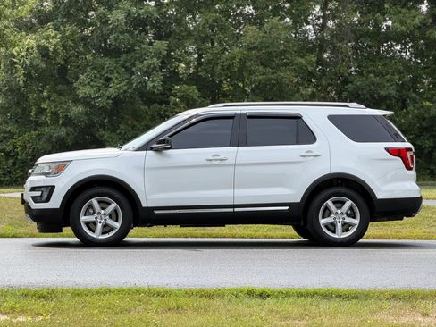 Used 2016 Ford Explorer XLT AWD/4WD image 8