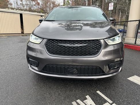 Used 2022 Chrysler Pacifica Touring-L w/ S Appearance Package image 2