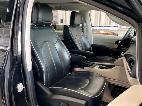 Used 2023 Chrysler Pacifica Limited FWD image 24