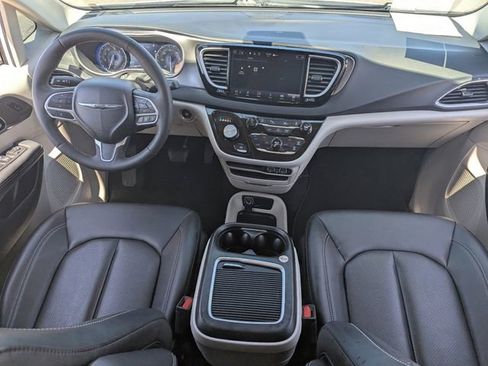 Used 2024 Chrysler Pacifica Touring-L FWD image 14