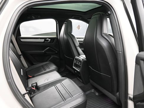 Certified 2023 Porsche Cayenne Platinum Edition image 29