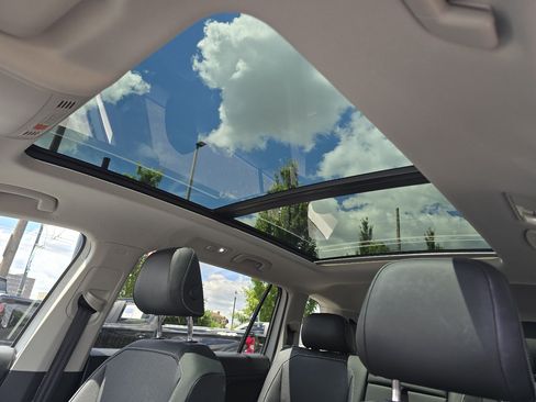 Used 2022 Volkswagen Tiguan SE w/ Panoramic Sunroof Package FWD image 3