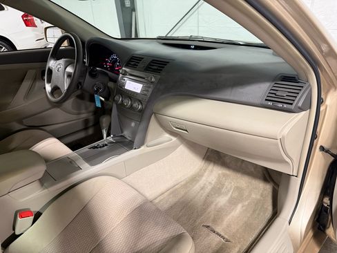 Used 2010 Toyota Camry SE image 19