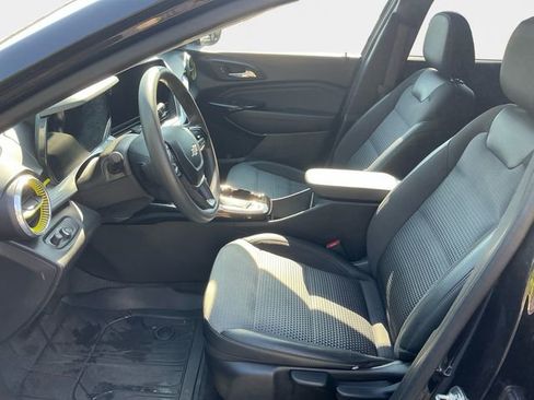 Used 2024 Chevrolet Trax LT FWD image 9