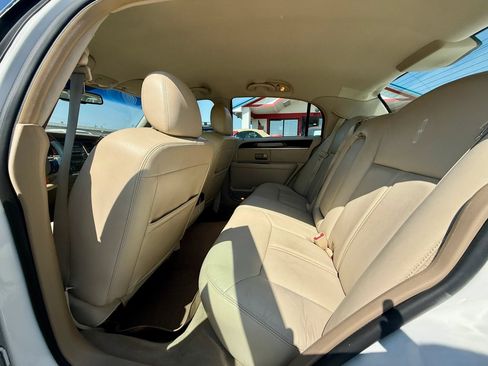 Used 2010 Lincoln Town Car Signature Limited RWD image 12