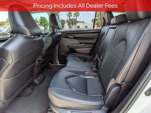 Used 2023 Toyota Highlander XLE AWD/4WD image 15