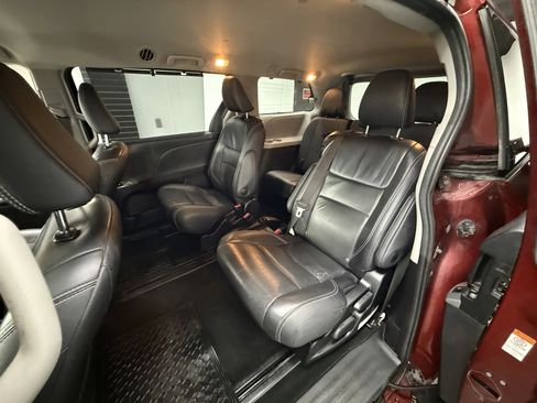 Used 2017 Toyota Sienna SE image 24
