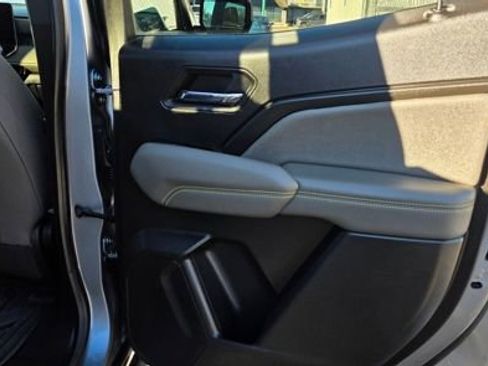 Used 2024 Chevrolet Colorado ZR2 w/ Technology Package image 11