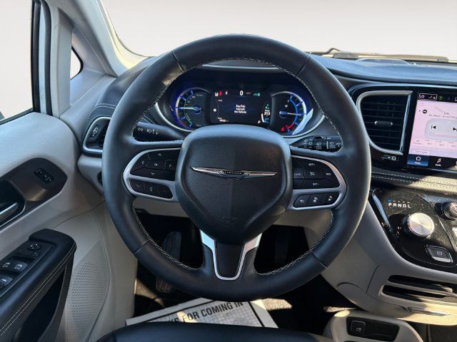 Used 2023 Chrysler Pacifica Touring-L FWD image 12