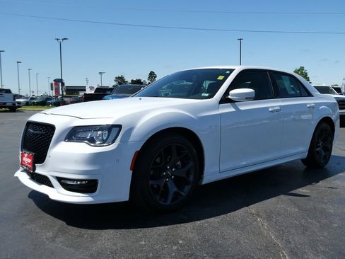 Used 2023 Chrysler 300 Touring L w/ Popular Equipment Group RWD image 8