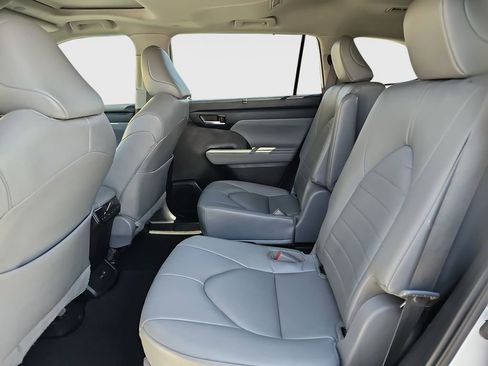 Used 2023 Toyota Highlander XLE FWD image 20