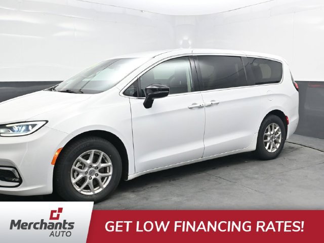 Used 2024 Chrysler Pacifica Touring-L FWD image 3