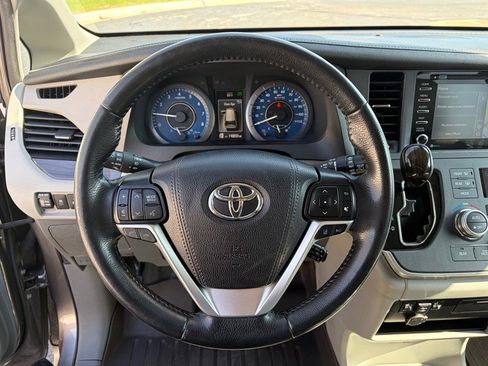 Used 2020 Toyota Sienna XLE w/ XLE Navigation Package image 22