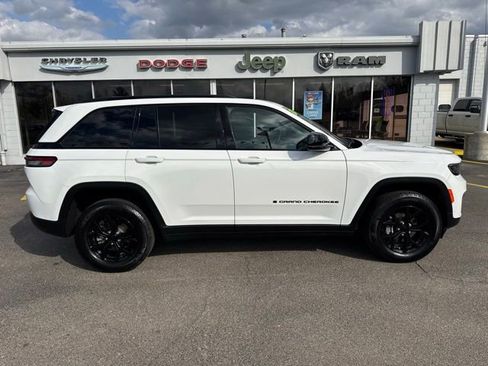 Certified 2024 Jeep Grand Cherokee Altitude AWD/4WD image 3