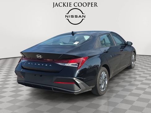 Used 2024 Hyundai Elantra SEL FWD image 5