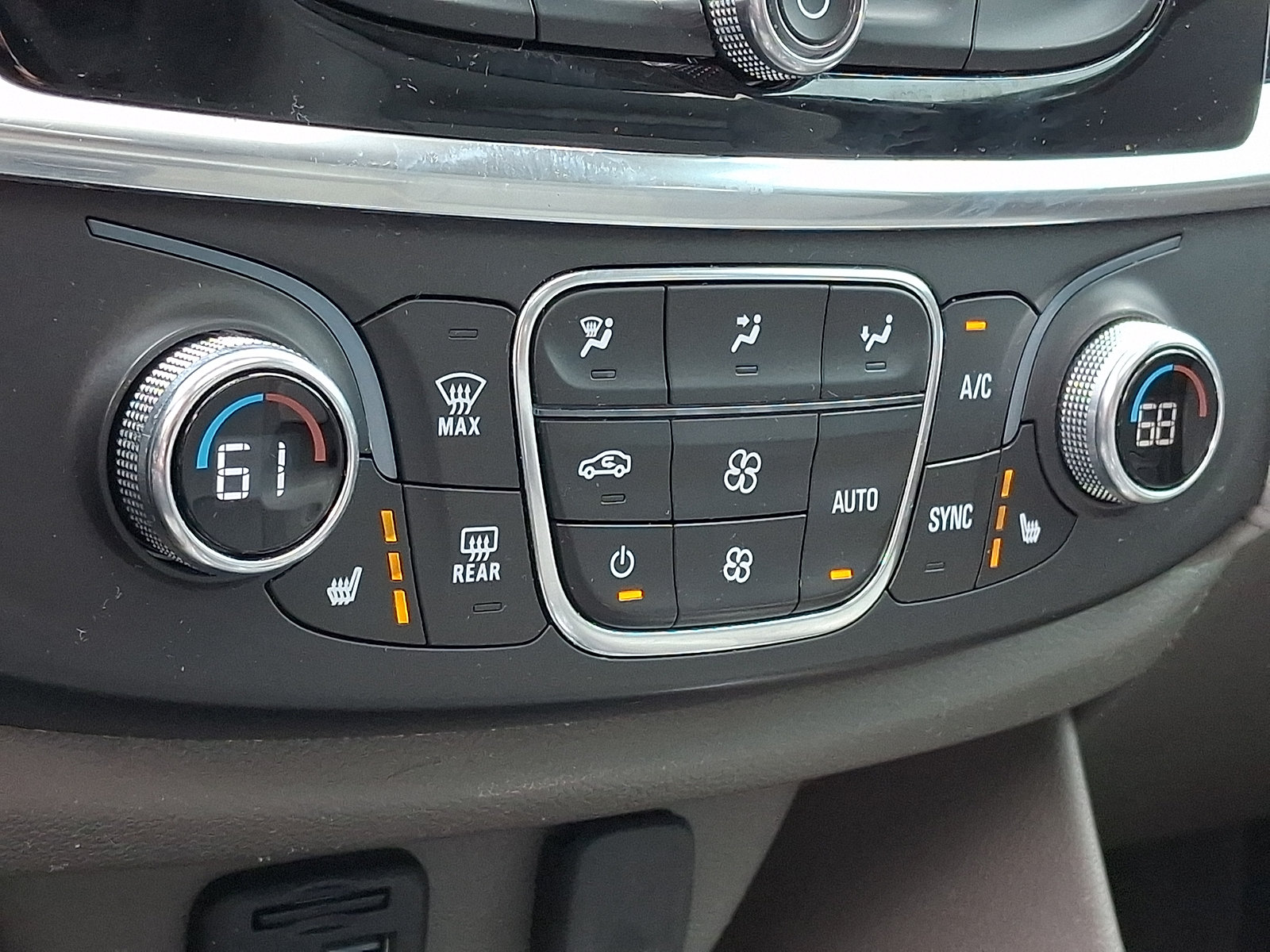 Used 2021 Chevrolet Traverse LT w/ LT Premium Package AWD/4WD image 18