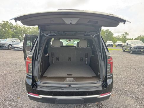 Used 2025 Chevrolet Suburban LT RWD image 31