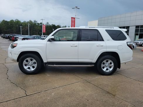 Used 2018 Toyota 4Runner SR5 RWD image 2