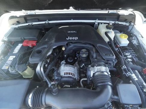 Used 2018 Jeep Wrangler Unlimited Sahara AWD/4WD image 10
