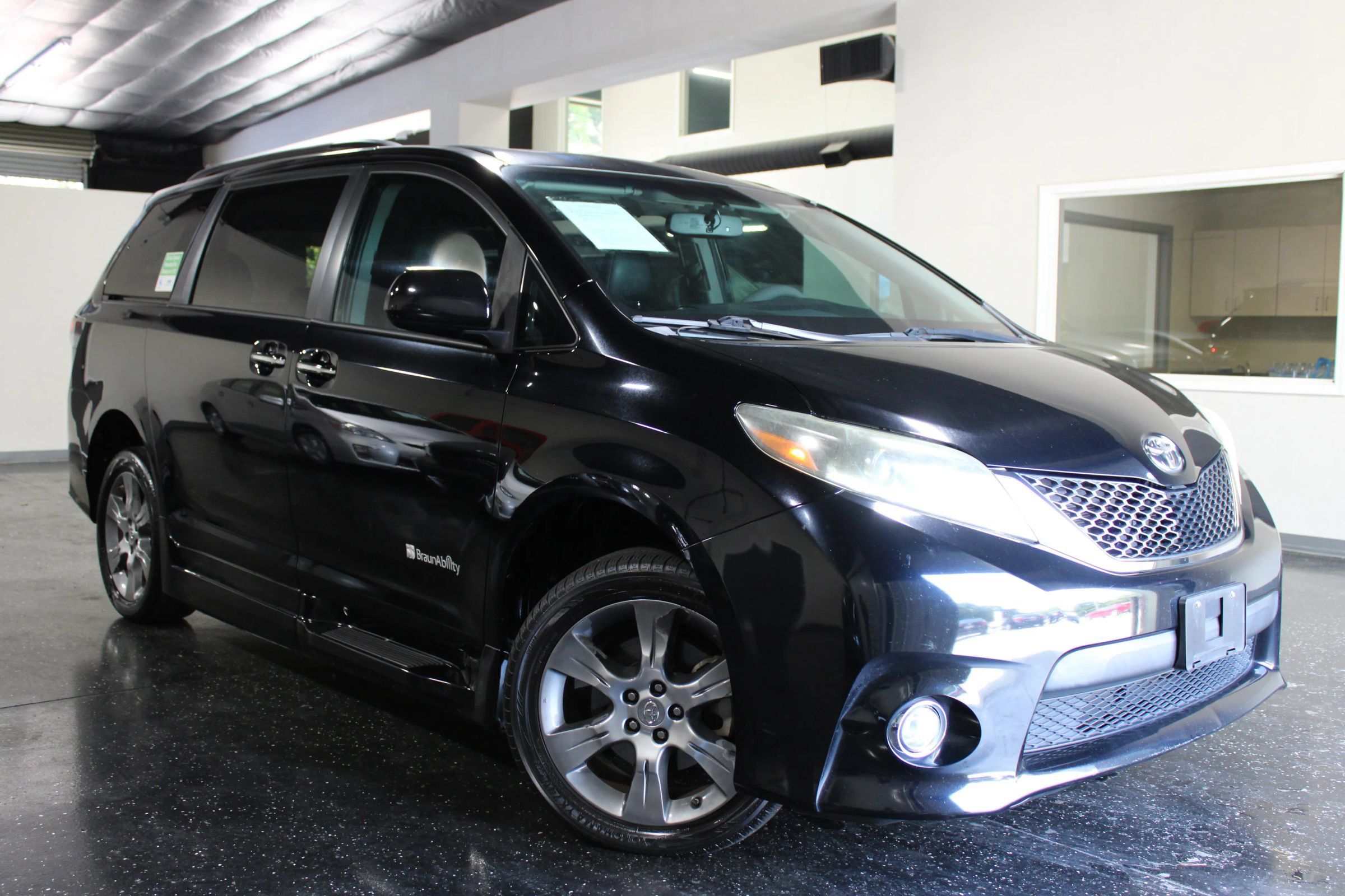Used 2015 Toyota Sienna SE w/ SE Preferred Package FWD image 52