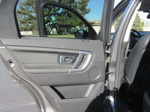 Used 2018 Land Rover Discovery Sport HSE image 31