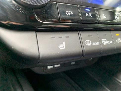 Certified 2024 Hyundai Elantra Limited FWD image 17